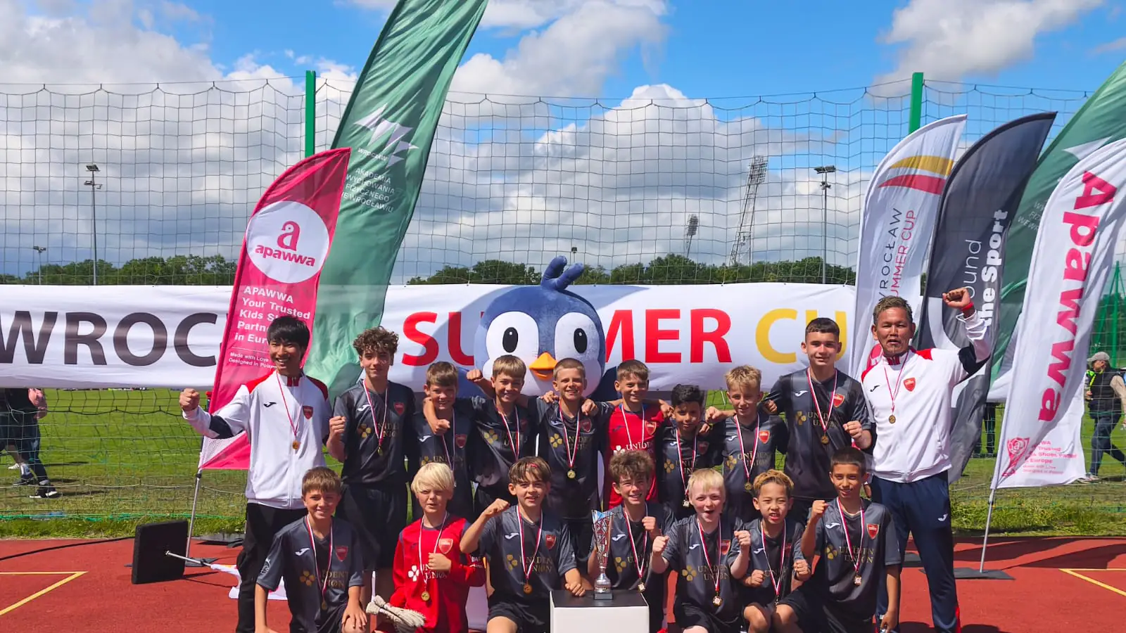 Los benjamines del FC Forza Barcelona celebran en el podio con las medallas de un torneo internacional