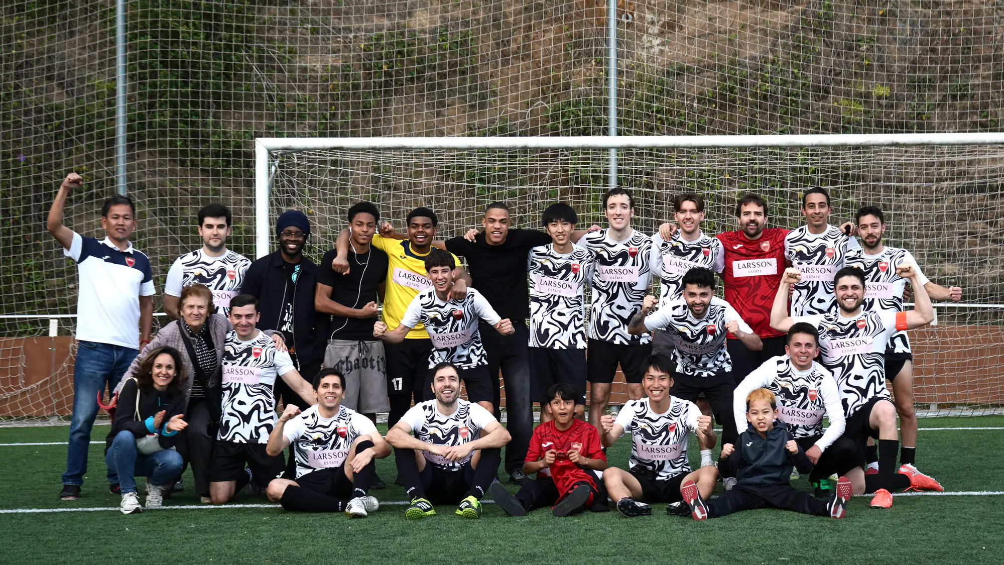 El equipo amateur masculino del FC Forza Barcelona posa en el campo tras el entrenamiento