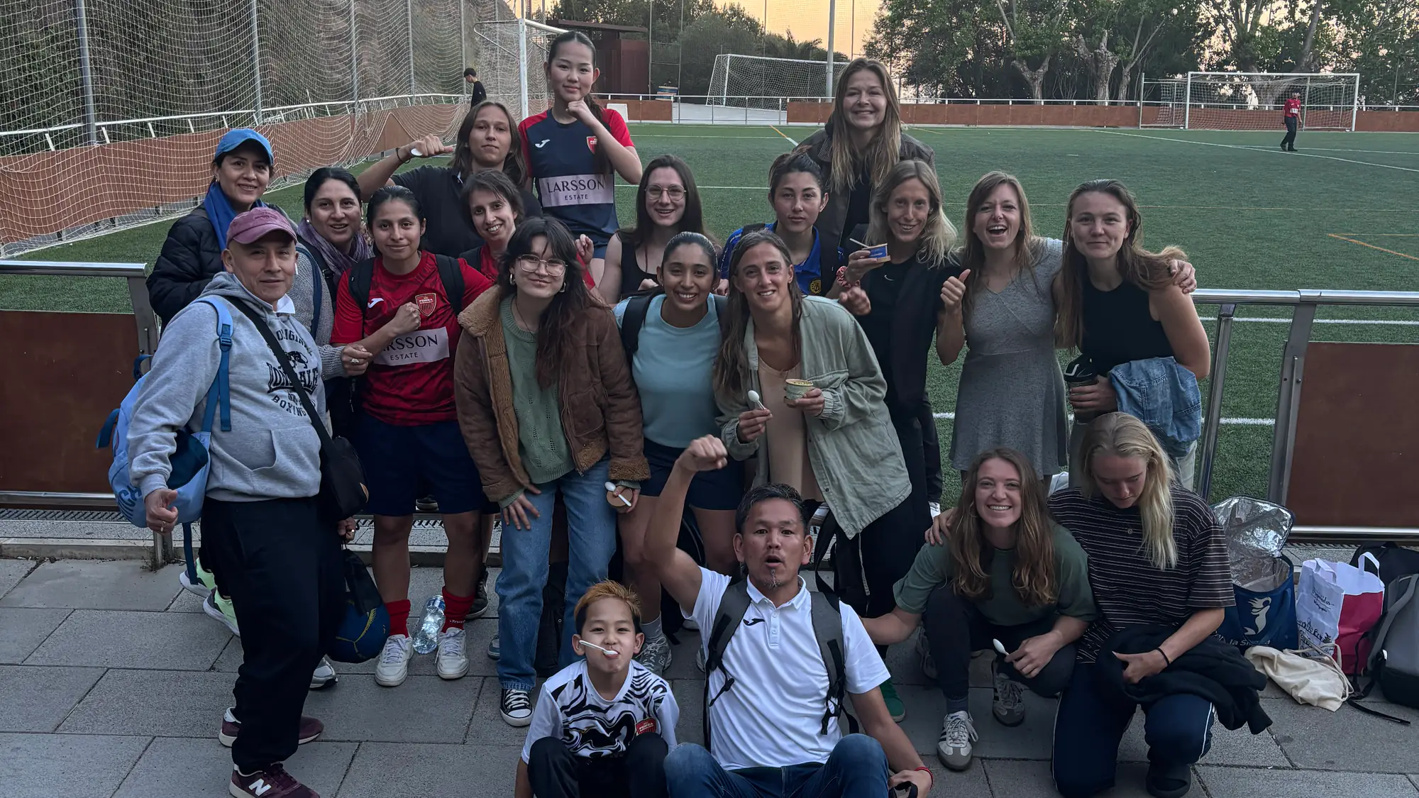 El equipo femenino del FC Forza Barcelona reunido en el campo al atardecer