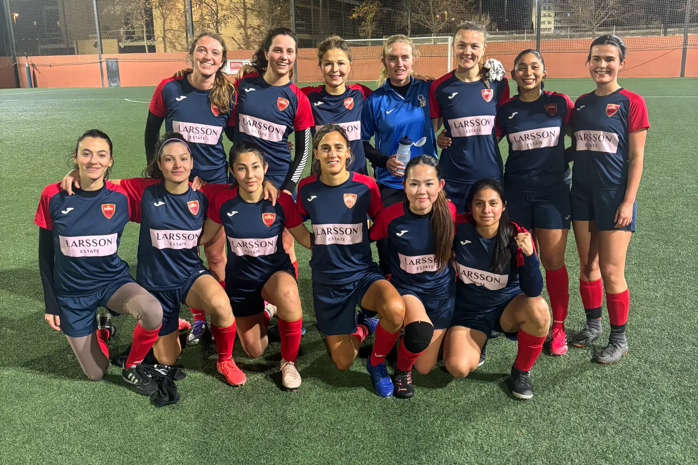 La plantilla del Amateur A femenino del FC Forza Barcelona posa en el campo antes del partido