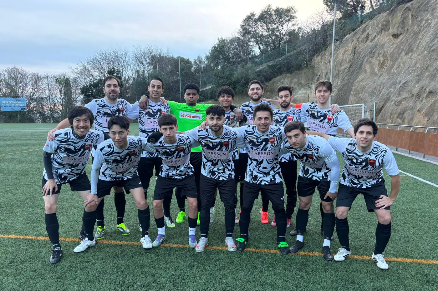 La plantilla del Amateur A masculino del FC Forza Barcelona posa en el terreno de juego antes de un partido