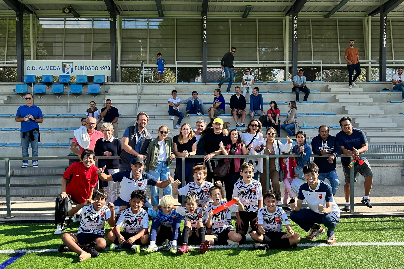 El Benjamín S10 del FC Forza Barcelona con las familias en la grada tras el partido