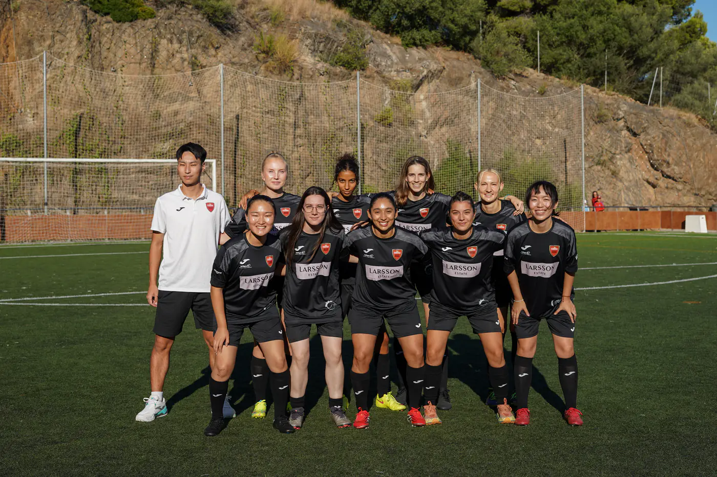 La plantilla del femenino F7 del Forza Barcelona FC posa en el campo antes del partido