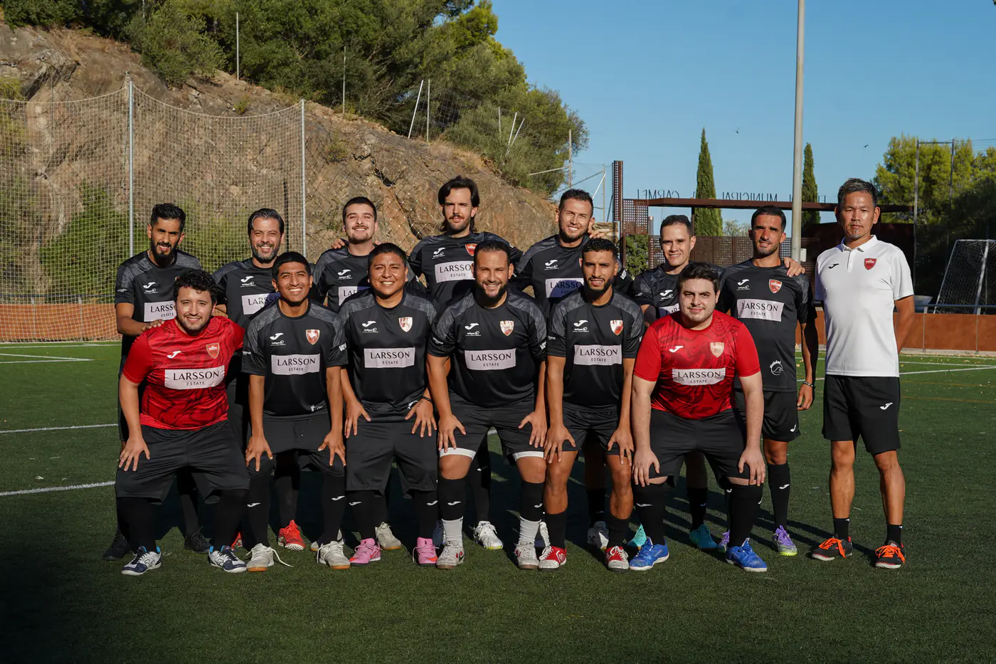 La plantilla del Futsal Amateur A del Forza Barcelona FC posa en la pista antes del partido